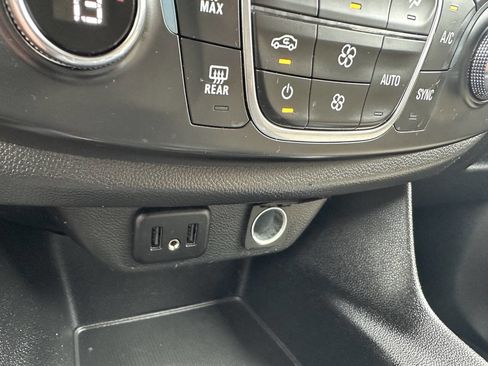 Used 2022 Chevrolet Traverse LS FWD image 18
