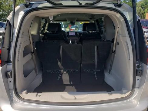 Used 2024 Chrysler Pacifica Touring-L FWD image 5
