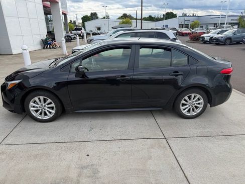 Used 2025 Toyota Corolla LE w/ LE Premium Package FWD image 2