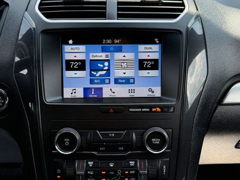 Used 2018 Ford Explorer XLT w/ Equipment Group 201A AWD/4WD image 32