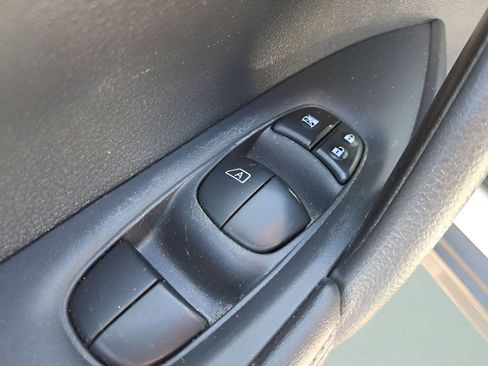 Used 2018 Nissan Rogue SV image 14