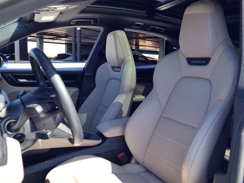Certified 2025 Porsche Macan Electric RWD image 5