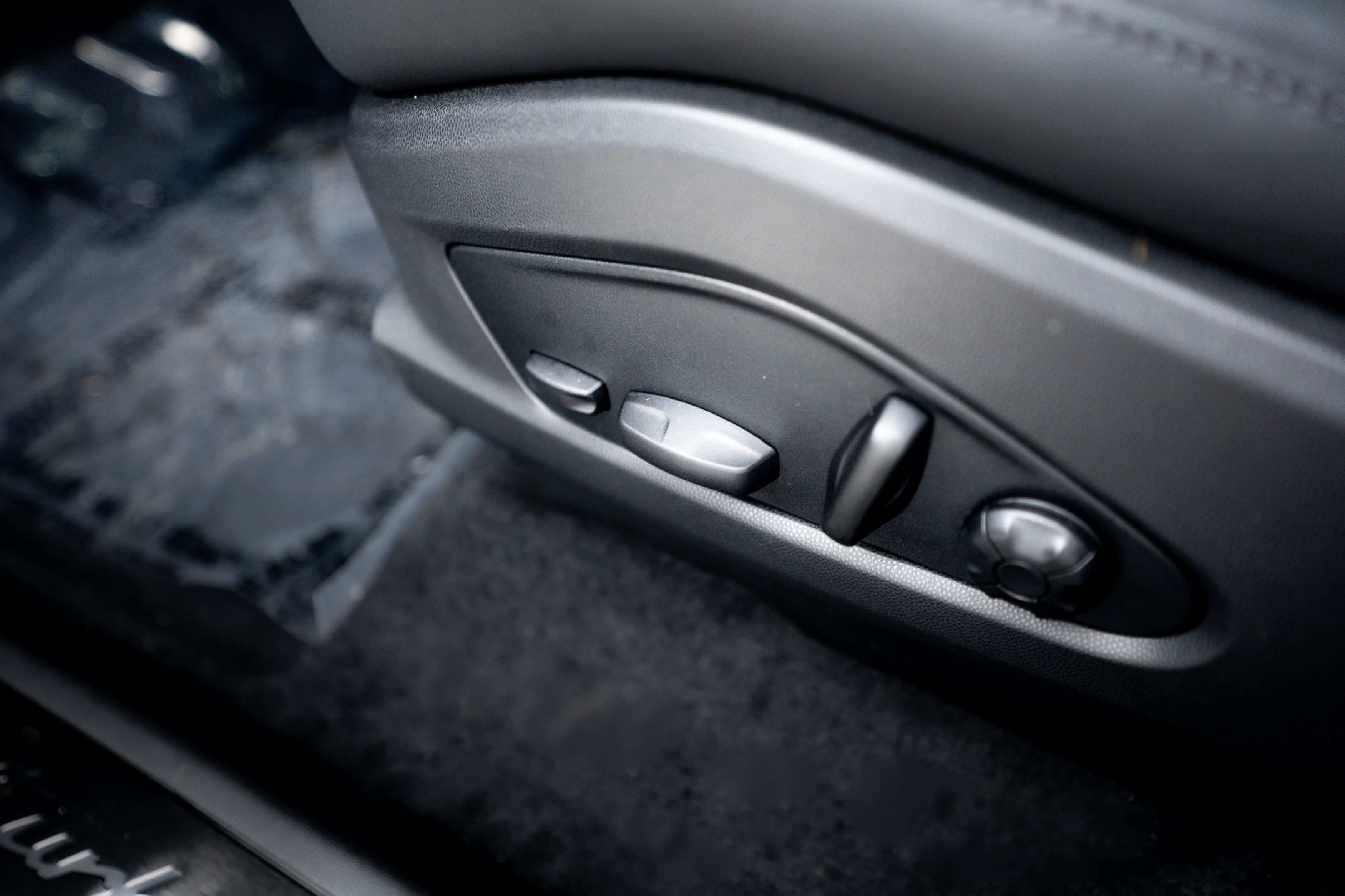 Certified 2025 Porsche Macan Turbo Electric AWD/4WD image 20