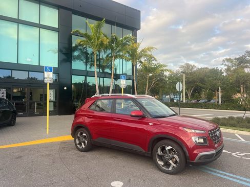 Used 2023 Hyundai Venue SEL image 7