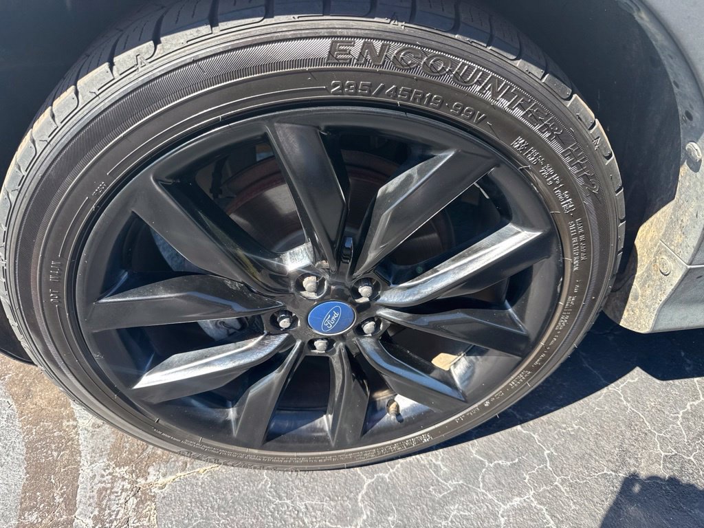 Used 2018 Ford Escape SE w/ SE Sport Appearance Package FWD image 2