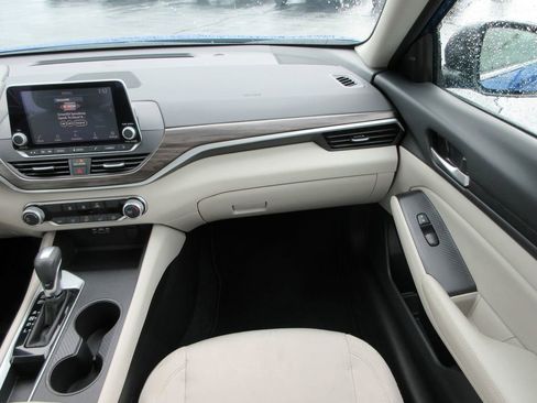 Used 2025 Nissan Altima 2.5 SV image 15