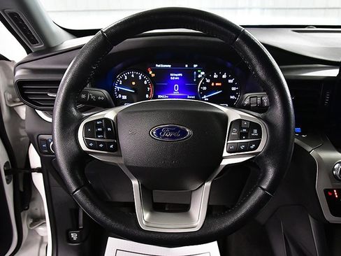 Used 2022 Ford Explorer XLT image 18