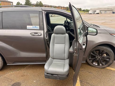 Used 2022 Toyota Sienna XSE FWD image 18