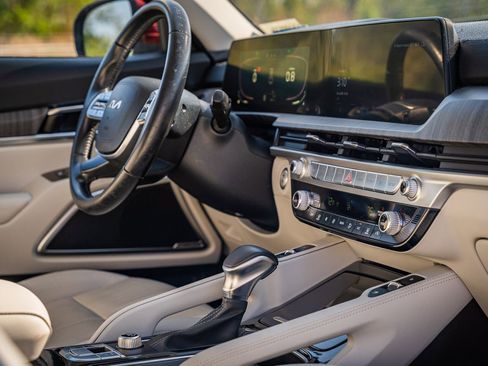 Used 2023 Kia Telluride EX w/ EX Captain's Chair Package image 13