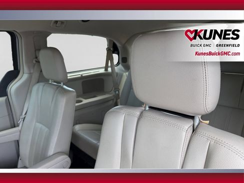 Used 2014 Chrysler Town & Country Touring FWD image 25
