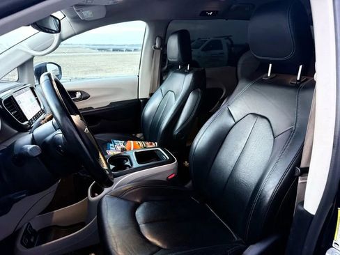Used 2021 Chrysler Pacifica Touring-L image 13