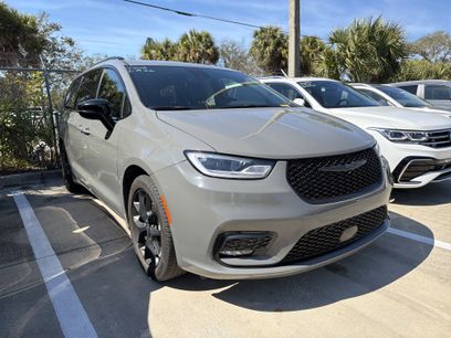 Used 2025 Chrysler Pacifica Limited