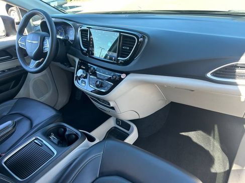 Used 2023 Chrysler Pacifica Touring-L FWD image 35