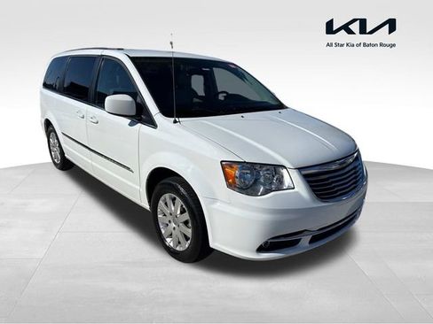 Used 2015 Chrysler Town & Country Touring image 1