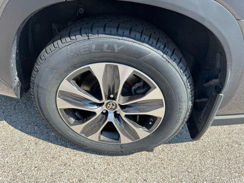 Used 2021 Toyota Highlander XLE AWD/4WD image 27