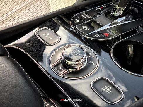 Used 2021 Bentley Bentayga AWD/4WD image 41