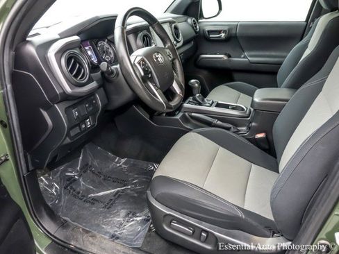 Used 2022 Toyota Tacoma TRD Sport w/ Black Out Package (TMS) AWD/4WD image 12