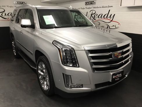 Used 2017 Cadillac Escalade Luxury image 2