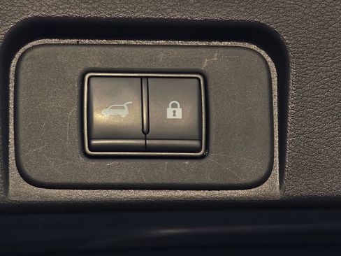 Used 2025 Nissan Rogue SV FWD image 13