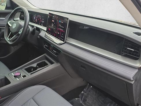 Used 2025 Volkswagen Tiguan SE image 22