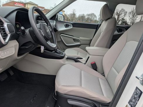 Used 2024 Kia Soul LX image 16