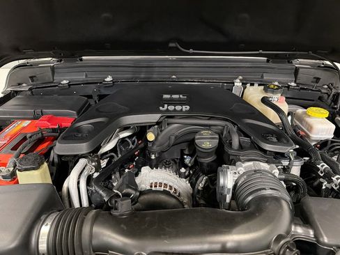 Used 2018 Jeep Wrangler Unlimited Sahara w/ Cold Weather Group AWD/4WD image 32