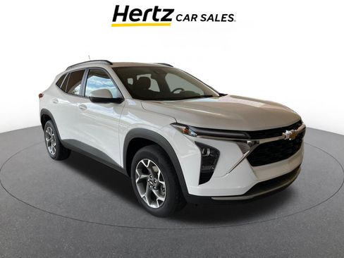 Used 2025 Chevrolet Trax LT image 1