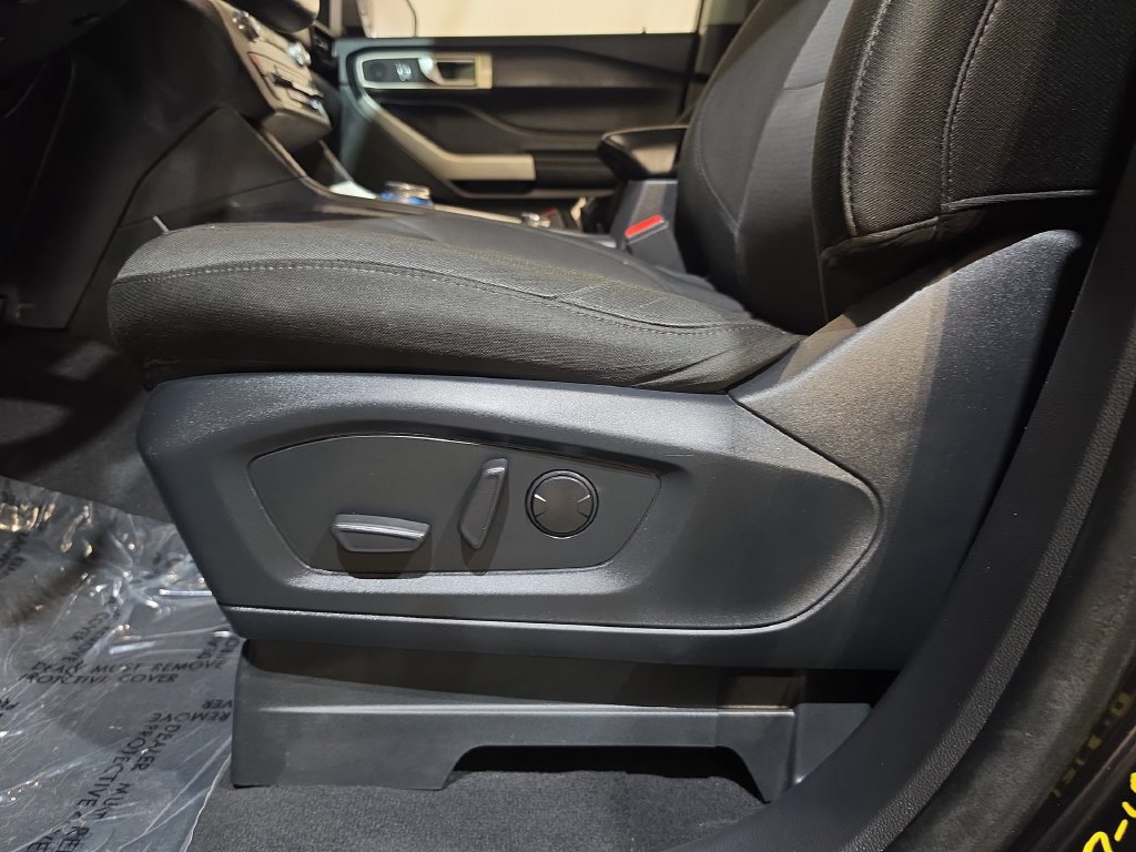 Used 2023 Ford Explorer XLT AWD/4WD image 14