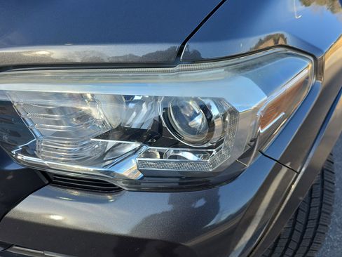 Used 2017 Toyota Tacoma TRD Sport image 33