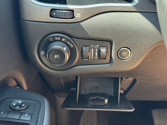 Used 2019 Jeep Cherokee Limited AWD/4WD image 32