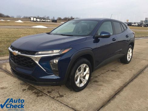 Used 2024 Chevrolet Trax LS w/ LS Convenience Package image 3