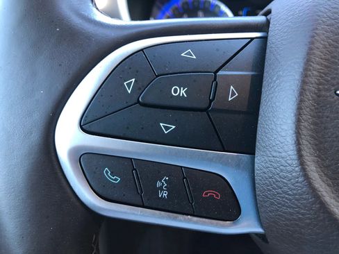 Used 2017 Chrysler Pacifica Touring-L image 9