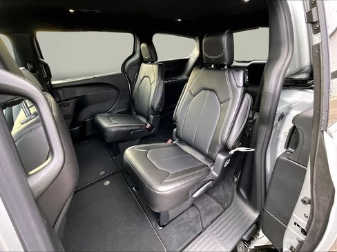 New 2026 Chrysler Pacifica Select image 13