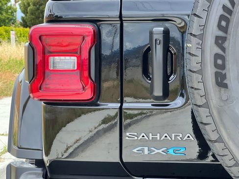 Used 2025 Jeep Wrangler Unlimited Sahara w/ Safety Group AWD/4WD image 27