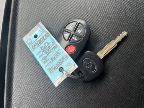 Used 2017 Toyota Sienna LE image 36