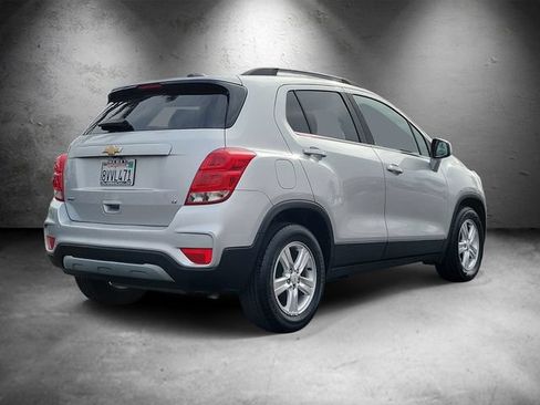 Used 2020 Chevrolet Trax LT w/ LT Convenience Package FWD image 3