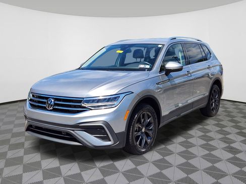Used 2024 Volkswagen Tiguan SE FWD image 2