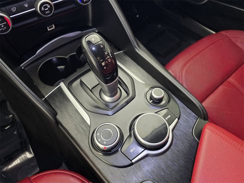 Used 2019 Alfa Romeo Giulia image 25