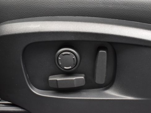 Used 2023 Land Rover Defender 90 SE image 9