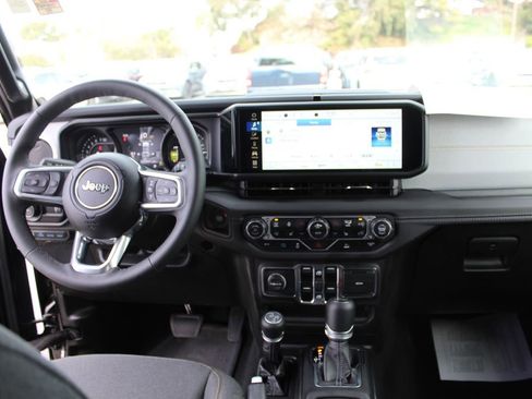 Used 2025 Jeep Wrangler Unlimited Sahara image 16