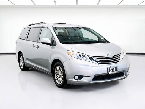 Used 2017 Toyota Sienna XLE image 3