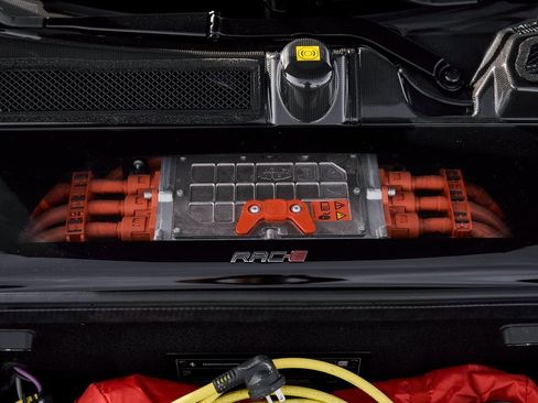 Used 2022 Ferrari SF90 Spider image 18