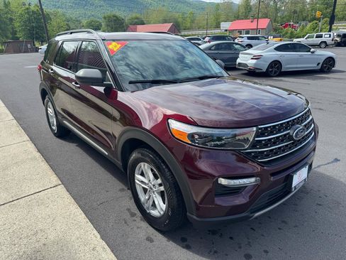 Used 2022 Ford Explorer XLT w/ Equipment Group 202A AWD/4WD image 9