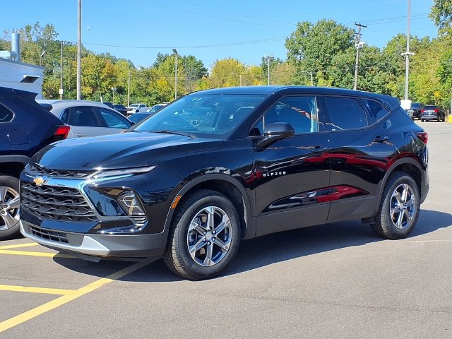 Used 2025 Chevrolet Blazer LT FWD image 1