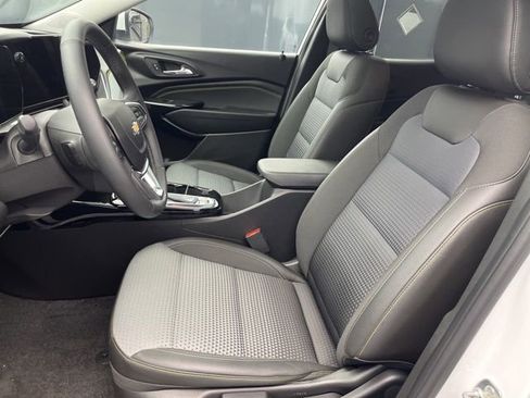Used 2024 Chevrolet Trax LT w/ LT Convenience Package image 9