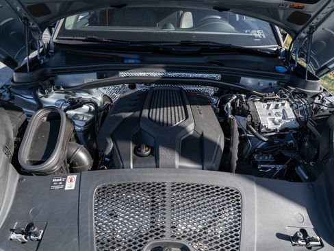 Certified 2025 Porsche Macan Turbo image 17