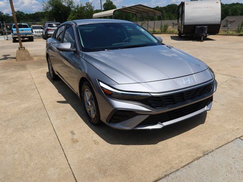 Used 2025 Hyundai Elantra SE FWD image 3