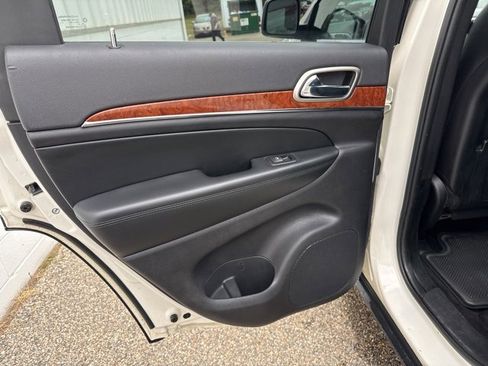 Used 2011 Jeep Grand Cherokee Limited image 16