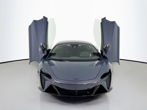 Used 2025 McLaren Artura RWD image 2