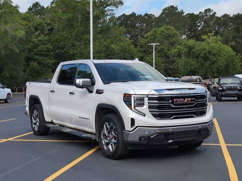 Used 2022 GMC Sierra 1500 SLT w/ SLT Premium Plus Package AWD/4WD image 7